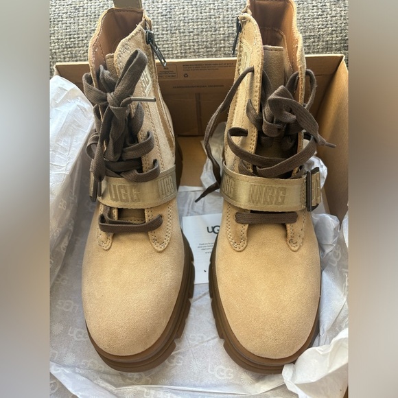 Leather Waterproof UGG Winter Boot, Size 9, Brand New in Box - Picture 14 of 16